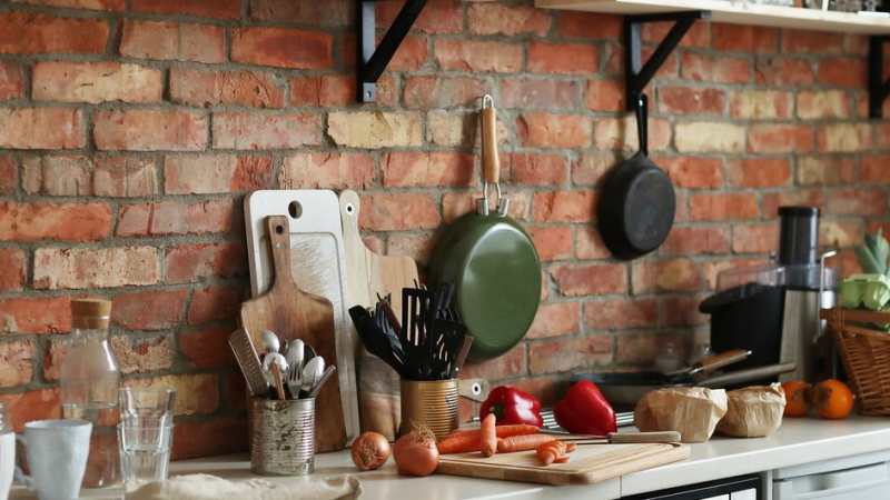 Как хранить крышки, кастрюли и сковородки: лайфхаки для кухни