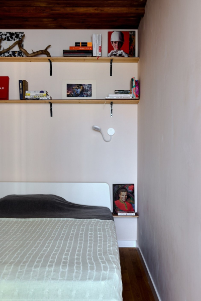 Однушка 36 м² с черной кухней и деревянным потолком в спальне