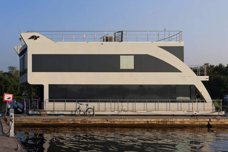 Шикарный дом-яхта 165 м² с террасой и двумя палубами