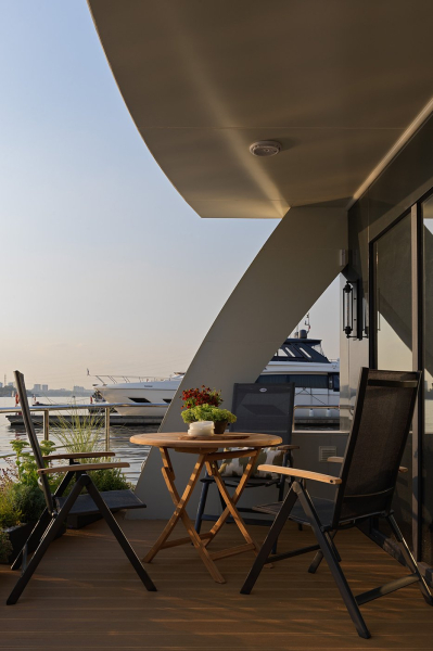 Шикарный дом-яхта 165 м² с террасой и двумя палубами