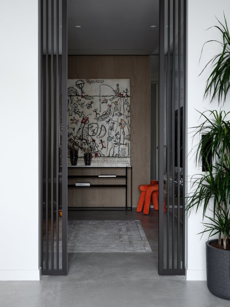 Лаконичный архитектурный интерьер трешки 100 м² для молодой семьи