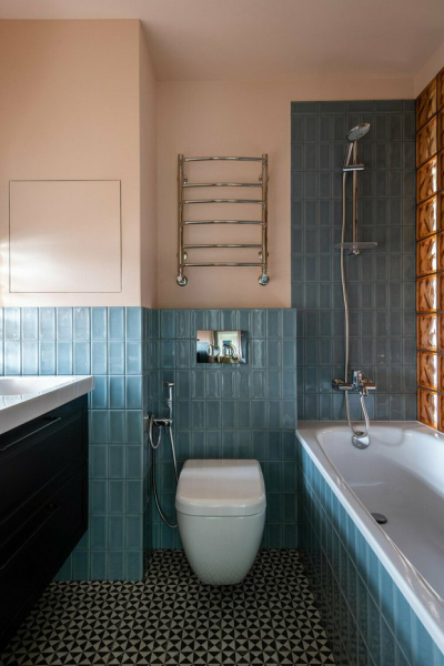 Эффектная ванная комната со стеной из стеклоблоков