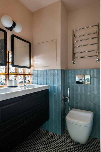Эффектная ванная комната со стеной из стеклоблоков